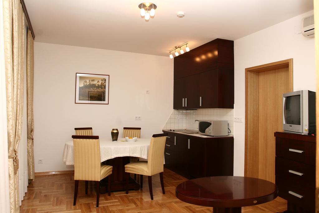 Apartmani Marbis 코프리브니차 객실 사진