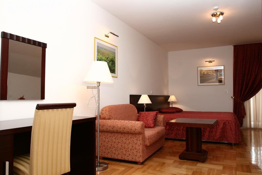 Apartmani Marbis 코프리브니차 객실 사진